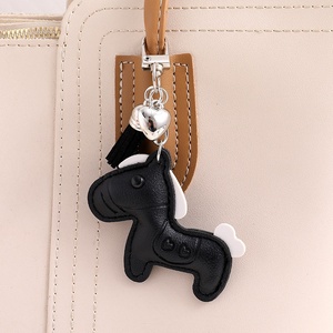 Lindo llavero de cuero PU con diseño de caballo de dibujos animados en relieve, con borla pequeña y delicada, dije de corazón plateado, decoración para llaves de coche, regalo de empresa - Product Image 3