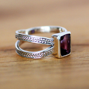 Anello da donna con texture intrecciata, gioiello di tendenza, accessorio elegante e moderno, idea regalo. - Product Image 6