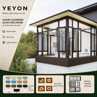 Yeyon OEM Serre en verre extérieure avec vitrage d'angle, toit à pente basse, portes coulissantes multi-panneaux et base de soffite à grain de bois