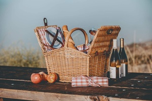 Panier de pique-nique en osier pour <span class=keywords><strong>2</strong></span> <span class=keywords><strong>personnes</strong></span> avec assiettes, verres à vin, couverts et tire-bouchon, motif écossais rouge et blanc, et carreaux rouges - Product Image 6