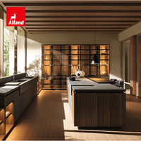 Armoire de cuisine en placage de noyer foncé de style Wabi Sabi italien sur mesure Alland avec armoire de présentation à grille métallique et double îlot