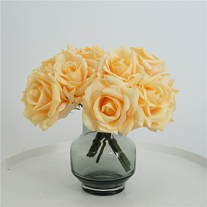 Fiori Artificiali di Alta Qualità, Rose Realistiche e Idratanti, Mazzo di 5 Rami, Bouquet da Sposa, Rose Tanniche - Product Image 5