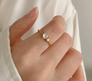 Bague pour femme en or plaqué 18 carats avec trois pierres en zircone cubique en forme de cœur, bijoux romantiques de fiançailles - Product Image 3