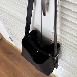 กระเป๋าโท้ทผู้หญิง สีดำ หัวเข็มขัดแม่เหล็กแบบนุ่ม ความจุขนาดใหญ่ ใช้ได้ทุกวัน ฤดูใบไม้ผลิ 2025 สีพื้น กระเป๋าสะพายข้าง - Product Image 4