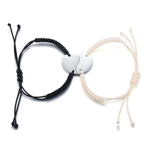 Bracelet de vœux pour couple en cordon tressé d'été du Népal avec breloque cœur personnalisée - Product Image 1