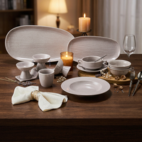 Service de table élégant en céramique et porcelaine rose blush, avec glaçure changeante de couleur, comprenant des assiettes rondes et des bols, idéal pour restaurants, hôtels et mariages, compatible four.