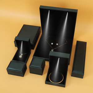 SIFOO Scatola per Gioielli Personalizzata con Logo LED e Velluto, Set di Scatole <span class=keywords><strong>in</strong></span> Pelle Verde per Collana, Anello e Bracciale, Lussuosa Scatola per Gioielli con Luce LED - Product Image 3