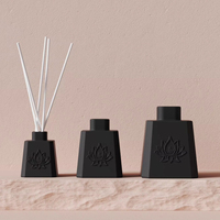 2025 CH Logo personnalisé blanc laiteux luxe Unique pot en céramique roseau diffuseurs ensemble maison hôtel décor parfumé diffuseurs ensembles