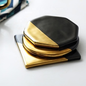 ชุดจานรองแก้วสีทองและสีดำสุดหรู - Product Image 1