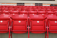 Sièges de stade pliants à gravité en PEHD, sièges fixes en plastique pour VIP, gymnases, arènes, avec supports en aluminium moulé sous pression, étanches et robustes