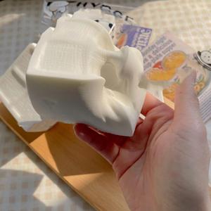 ของเล่นบีบสโลว์รีบาวด์เนื้อนุ่มหนาแบบเต้าหู้ สีขาว ทำจากวัสดุ PU ช่วยคลายเครียด บรรเทาความกดดัน เหมาะเป็นของขวัญสำหรับเด็กและผู้ใหญ่ - Product Image 4