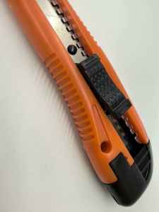 Coltello multiuso in acciaio inossidabile con impugnatura antiscivolo, taglierina per carta da parati da 18 mm, 2 lame SK5, coltello di livello industriale da 610 mm - Product Image 5