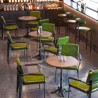 Ensemble de restaurant moderne avec table en bois et chaises de salle à manger commerciales durables à structure métallique, banquettes, canapés, pour extérieur, hôtel, écologique