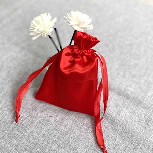 Sac de sport en satin personnalisé, petite pochette rouge à cordon avec logo imprimé pour le shopping - Product Image 3