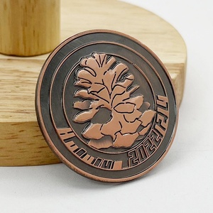 Nhà Máy Tùy Chỉnh Logo Dập Nổi Đồng Cổ Ve Áo Pin Kim Loại Thiết Kế Nút Huy Hiệu Cũ Với An Toàn Pin Áo Ngực Trâm Biểu Tượng - Product Image 4