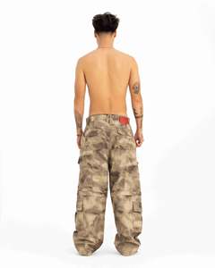 Pantalones cargo ligeros de poliéster estilo streetwear con logo de cuero grabado y etiqueta de cuero roja en la cintura trasera, corte cargo. - Product Image 5