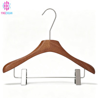 Cintres en bois Sabitan Ng Amerikana pour pantalons, articles ménagers, articles pratiques et lisses pour la maison, cintres pour magasins de vêtements, service OEM