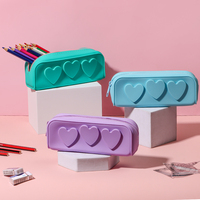 Prix de gros, étui à crayons en silicone personnalisé avec logo, design en forme de cœur, étui à crayons mignon pour enfants, pour garçons et filles