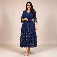 Robe noire modeste avec imprimé plissé doré, col en V, ourlet à volants superposés, ceinturée, tenue formelle islamique