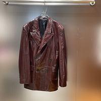 Veste de costume en cuir rouge foncé brillant à revers pointus et poches à rabat, longueur mi-longue, pour femme