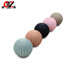 Balle de massage solide en caoutchouc silicone CZFIT <span class=keywords><strong>pour</strong></span> le <span class=keywords><strong>yoga</strong></span>, avec impression personnalisée <span class=keywords><strong>ou</strong></span> logo gravé au laser, <span class=keywords><strong>pour</strong></span> le <span class=keywords><strong>yoga</strong></span> et la relaxation, unisexe - Product Image 1