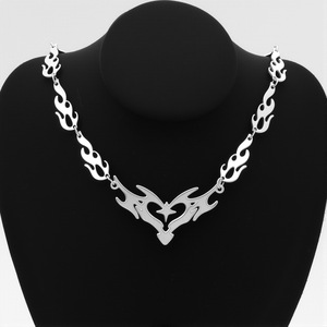 Collana Gotica Y2K con Croce e Cuore Fiammeggiante, Accessori Punk in Lega, Catena con Spine e Filo Spinato, Charm Hippie per Donne, Uomini e Bambini - Product Image 5