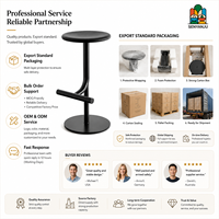 Tabouret de bar minimaliste en fer thermolaqué avec assise ronde mate, pied unique et repose-pieds incurvé, base circulaire plate