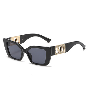 Gafas de sol cuadradas negras V819 con montura de PC, protección UV400, gafas de moda unisex con detalles de diamantes de imitación para hombres y mujeres - Product Image 1