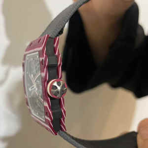 นาฬิกาข้อมือผู้ชาย ระบบกลไกตูร์บิญอง ดีไซน์หรูหราบางเฉียบ ตัวเรือนคาร์บอนไฟเบอร์ หน้าปัดทรงโค้ง คุณภาพเยี่ยม หนา 5 มม. กระจกแซฟไฟร์ เรืองแสง พร้อมฟังก์ชั่นปลุก - Product Image 6