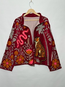 เสื้อแจ็คเก็ตปักลายกำมะหยี่สีเบอร์กันดีสำหรับผู้หญิง |   ลายปักดอกไม้รูปเสือและงู |   เสื้อแจ็คเก็ตสั้นคอปกสไตล์โบโฮเอธนิค - Product Image 1