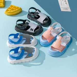 Sandales pour enfants antidérapant souple PVC <span class=keywords><strong>semelle</strong></span> bébé pantoufles boucle sangle fermeture plage sandale enfant garçons Anti coup de pied conception chaussures d'été - Product Image 2