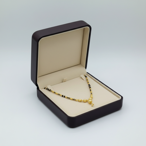 Collier Mangalsutra élégant en or pour femmes, avec perles noires traditionnelles et un design sophistiqué de boule dorée - Product Image 3