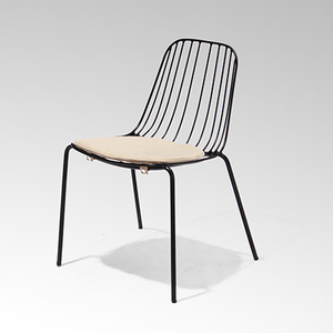 Chaise de salle à manger moderne en aluminium avec coussin - Chaise d'appoint légère en métal noir pour <span class=keywords><strong>restaurant</strong></span> et salon - Product Image 1