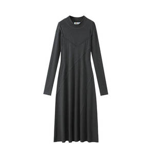 Robe ajustée en maille à col montant et manches longues Happy Plus, taille asymétrique, taille naturelle, gris urbain, noir classique, grandes tailles - Product Image 2