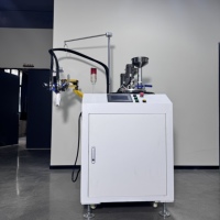 Robot de distribution d'adhésif semi-automatique à engrenage de système automatisé à haute température pour le noyau de pompe en bois d'emballage de cas
