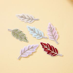 Patch brodé thermocollant en polyester argenté motif feuille fraîche pour sacs, vêtements, chapeaux et chaussures - Product Image 2