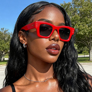 Gafas de Sol Retro Cuadradas Gruesas de Moda 2026 para Hombre y Mujer, Lentes Negras, Decoración con Remaches Vintage, Gafas de Sol al por Mayor XY5003 - Product Image 1