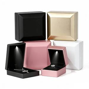 Scatola per Gioielli all'Ingrosso per Collane, Bracciali e Anelli, Personalizzabile con Logo, Scatola di Alta Qualità in Plastica Nera con Illuminazione LED - Product Image 5