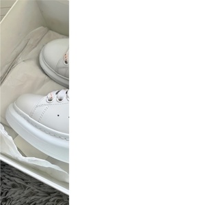 Chaussures plates blanches décontractées et tendance, best-seller de la marque de luxe MQ - chaussures de marche de haute qualité à semelle épaisse en caoutchouc - Product Image 1