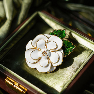 Broche Fleur de Camélia Blanche Plaqué Or en Alliage de Zinc, Bijou Tendance pour Femme - Product Image 1
