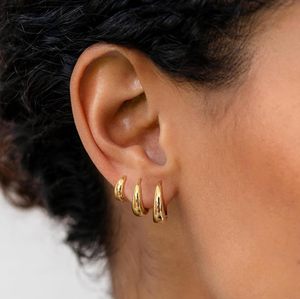<span class=keywords><strong>Orecchini</strong></span> a Cerchio Huggie in 3 Misure, Placcati in Oro 18K, Gioielli per Orecchie, Regalo per la <span class=keywords><strong>Mamma</strong></span>, Regalo per Damigelle, Regalo per la <span class=keywords><strong>Festa</strong></span> <span class=keywords><strong>della</strong></span> <span class=keywords><strong>Mamma</strong></span> - Product Image 2