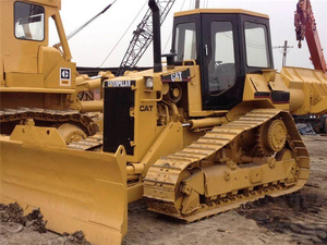 Bouteur CAT D4H d'occasion en excellent état, modèle 2023, grande lame de 8,6 m, capacité de bulldozing de 90 HP, puissance de 15 000 kg, construction robuste - Product Image 2