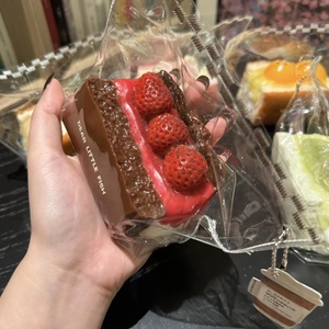 Juguetes Blandos de Alta Calidad con Forma de Pastel de Chocolate con Fresas Realistas, Material Suave y Seguro, Juguete de Rebote Lento, Regalos Novedosos - Product Image 5