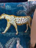 Housses de coussin artisanales en velours de coton, personnalisables, coussins décoratifs de luxe, motif Tigre Majestueux (Moutarde Dorée) : un design saisissant et intemporel