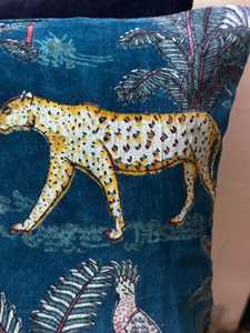Fundas de Almohada de Terciopelo de Algodón Artesanal, Almohadas Decorativas de Lujo Personalizables, Tigre Majestuoso (Mostaza Dorada): Impresionante y Atemporal - Product Image 3