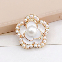 Fleur de perles en grappe multicouche avec perles de rocaille pour sabots d'été perforés et ornements anti-poussière pour téléphones portables
