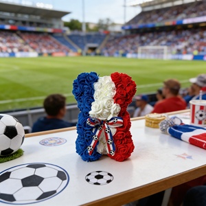 Regalo para Amantes del Fútbol Francés, Oso de Rosas Artificiales Rojo, Blanco y Azul, Oso de Peluche Hecho a Mano para Fiestas de Vistre - Product Image 1