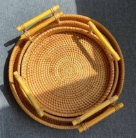 Grote capaciteit handgemaakte rieten dienblad met gevlochten design en handvatten, voor ontbijt, fruit, brood, etc. voor thuisgebruik.