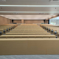 Salle de classe avec rangée de chaises auditorium universitaire église sièges en bois mobilier scolaire salle de conférence escaliers tables et chaises