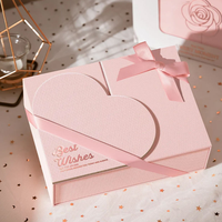 Boîte cadeau magnétique à double porte en marbre rose personnalisée avec fermoir en forme de cœur, boîte d'emballage en carton rigide pour parfum et soins de la peau